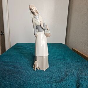 Lladro Shepherdess with Dog #1034 collectible/vintage